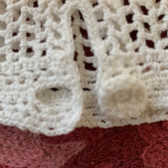 Lovely vintage hand crocheted cotton gloves with handmade button at wrist. - Picture 4 of 9